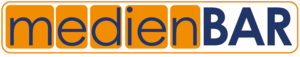 Logo medienBAR, ein Schriftzug welcher bei \"medien\" mit orangenen Kästchen im Hintergrund versehen wurde, daneben in gefetteten Großbuchstaben \"BAR\". Abgelossen/umschlossen werden diese durch einen halbrunden dünnen Rahmen